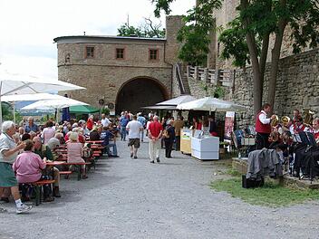 An Wochenenden und zu Veranstaltungen sind viele Gäste auf der Trimburg immer willkommen. Ob die Bewirtschaftung, die ein Verein oder ein Privatier betreiben soll, auch unter der Woche noch rentabel ist, bezweifeln viele Ortsbürger.  Foto: Winfried Ehling