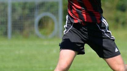 FV Elsendorf - SV Wachenroth. Gästespieler Jan Meschede leitete das 2:0 ein. Seine Gelb-Rote Karte kurz vor Schluss hatte keine Auswirkung auf das Ergebnis.  Foto: Picturedreams