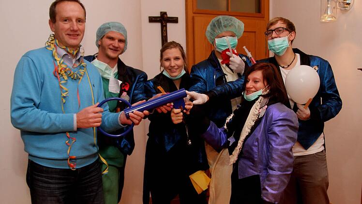 Bürgermeister Michael Ziegler (links) blieb keine andere Wahl als den Schlüssel herauszugeben an das Faschingskomitee. Foto: Günther Geiling