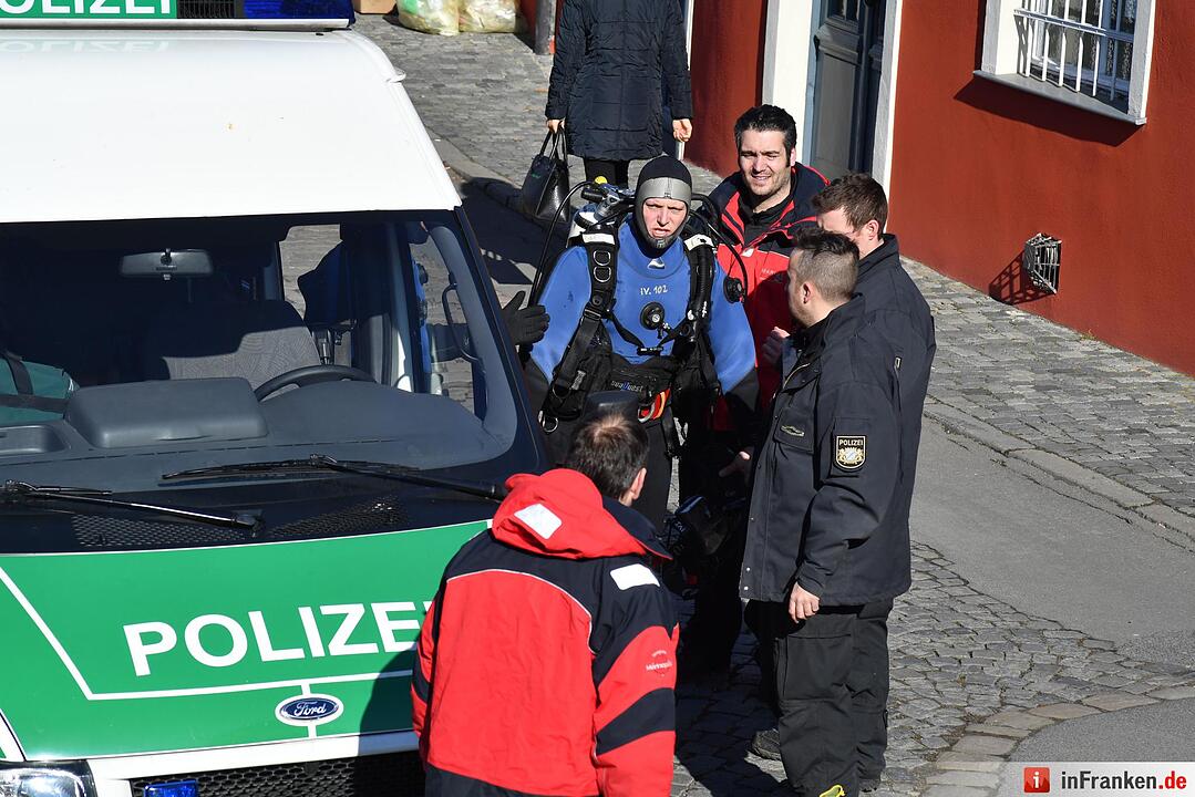 Nach Raubüberfall: Polizei und Taucher am alten Kanal in Bamberg