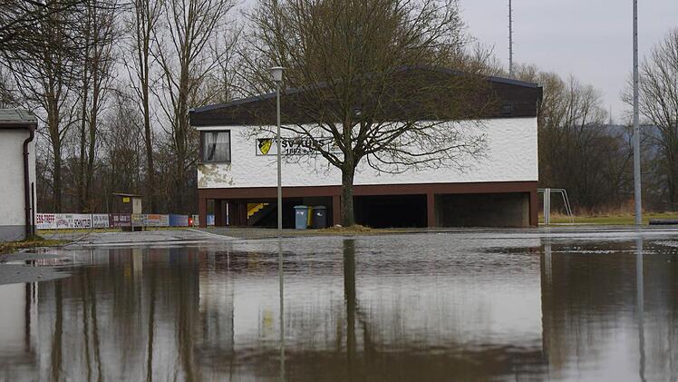 Vor dem Küpser Sportheim hat sich eine Teichlandschaft gebildet. Foto: Marco Meißner