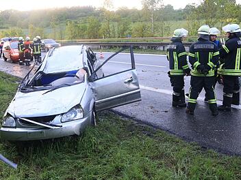 Bei einem schweren Verkehrsunfall auf der A70 bei Staffelbach (Oberhaid) ist laut Nachrichtendienst "News5" der Unfallverursacher geflohen. Die Beifahrerin wurde schwer verletzt ins Krankenhaus gebracht. Foto: News5/ Merzbach