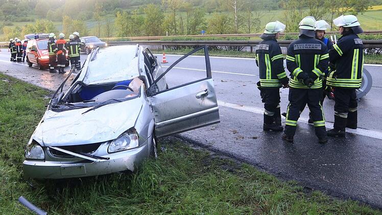 Bei einem schweren Verkehrsunfall auf der A70 bei Staffelbach (Oberhaid) ist laut Nachrichtendienst "News5" der Unfallverursacher geflohen. Die Beifahrerin wurde schwer verletzt ins Krankenhaus gebracht. Foto: News5/ Merzbach