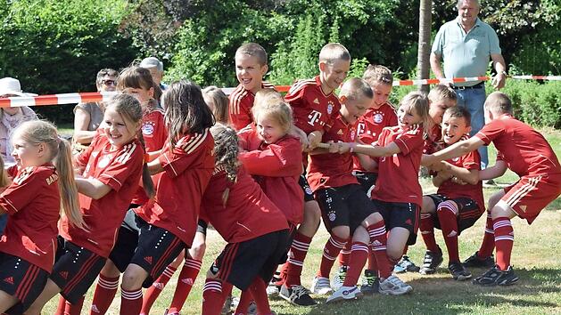 Mit vereinten Kr&auml;ften bezwingen die Tschernobylkinder die M&auml;nner von Team "Bauhof".  Fotos: Daniela Pondelicek