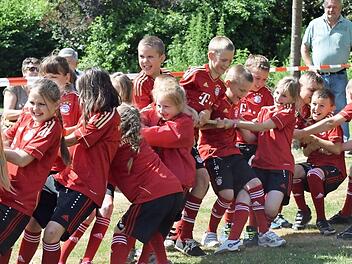 Mit vereinten Kräften bezwingen die Tschernobylkinder die Männer von Team "Bauhof".  Fotos: Daniela Pondelicek