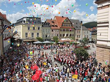 Beim Gregorifest feiern die Kinder das Ende des Schuljahres. Der bunte Festzug am Samstag war wieder eine Augenweide, die Luftballons gefallen aber nicht jedem. Foto: Stephan Stöckel