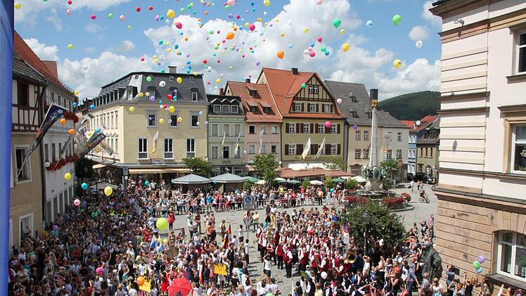 Beim Gregorifest feiern die Kinder das Ende des Schuljahres. Der bunte Festzug am Samstag war wieder eine Augenweide, die Luftballons gefallen aber nicht jedem. Foto: Stephan Stöckel
