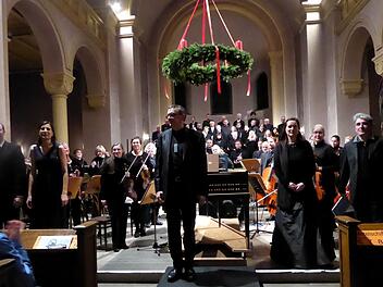 Jörg Wöltche mit seinen wackeren Mitstreitern in Sachen Weihnachtsoratorium in der Erlöserkirche beim Schlussapplaus: Im Hintergrund der Projektchor, davor die Bläsergäste und das Kammerorchester der Erlöserkirche, im Vordergrund links neben ihm die Sängersolisten  Eric Fergusson (Bass), Cora Bethge (Sopran) und rechts von ihm Katrin Edelmann (Alt) und Alexander Ernst Osthelder (Tenor). Foto: Gerhild Ahnert