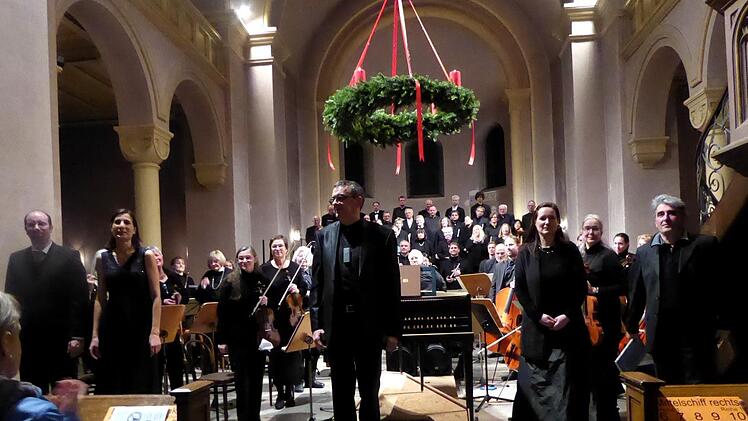 Jörg Wöltche mit seinen wackeren Mitstreitern in Sachen Weihnachtsoratorium in der Erlöserkirche beim Schlussapplaus: Im Hintergrund der Projektchor, davor die Bläsergäste und das Kammerorchester der Erlöserkirche, im Vordergrund links neben ihm die Sängersolisten  Eric Fergusson (Bass), Cora Bethge (Sopran) und rechts von ihm Katrin Edelmann (Alt) und Alexander Ernst Osthelder (Tenor). Foto: Gerhild Ahnert