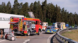 Lastwagenfahrer stirbt nach schwerem Auffahrunfall auf A3
