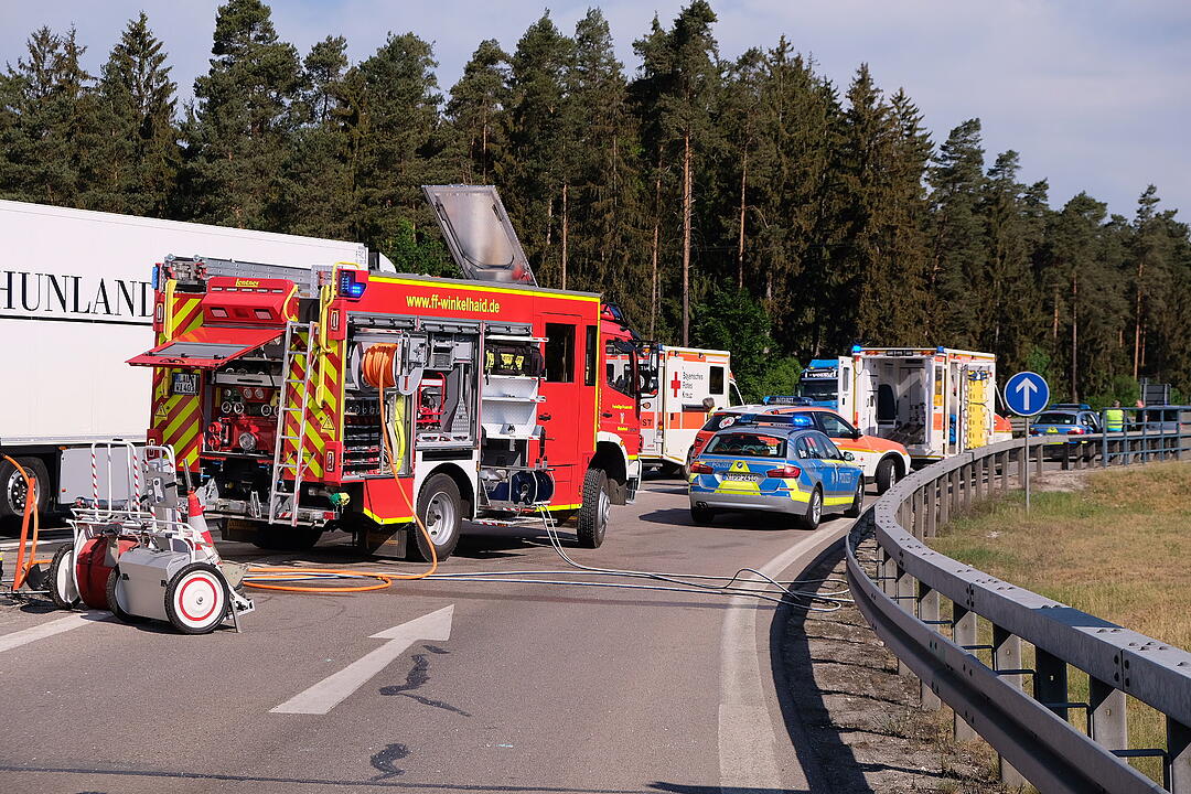 Lastwagenfahrer stirbt nach schwerem Auffahrunfall auf A3