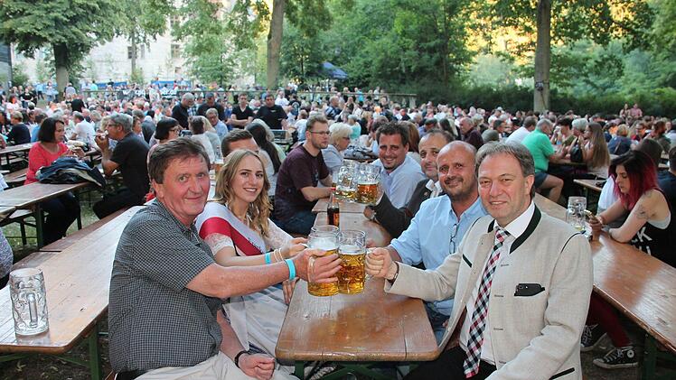 Auch sie stie&szlig;en auf das Schlossparkfest an: Mitwitz' B&uuml;rgermeister Hans-Peter Laschka (vorne li.) und Landrat Klaus L&ouml;ffler (vorne re.). Foto: Herbert Fischer