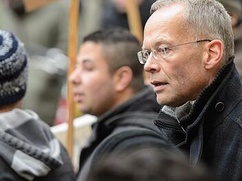 Immer wieder geht Hochschulpfarrer Burkhard Hose mit und für Geflüchtete auf die Straße. Der Träger des Würzburger Friedenspreises appelliert an Christen, sich für Humanität und Mit-Menschlichkeit einzusetzen. Foto: Daniel Peter/Archiv