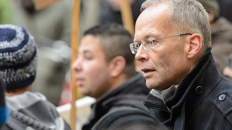 Immer wieder geht Hochschulpfarrer Burkhard Hose mit und für Geflüchtete auf die Straße. Der Träger des Würzburger Friedenspreises appelliert an Christen, sich für Humanität und Mit-Menschlichkeit einzusetzen. Foto: Daniel Peter/Archiv