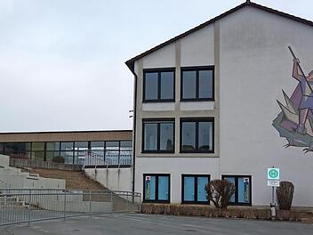 Von weitem ist der Heilige Georg sichtbar, der den Drachen tötet. Der Künstler Hubert Weber aus Lichtenfels, der "Maler ohne Hände", schuf dieses imposante Werk an der Fassade des Stadtsteinacher Schulgebäudes. Foto: Siegfried Sesselmann