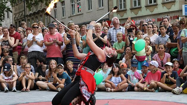 Cotzani & Wendy verbinden Akrobatik und Feuershow. Barbara Herbst
