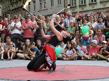 Cotzani & Wendy verbinden Akrobatik und Feuershow. Barbara Herbst