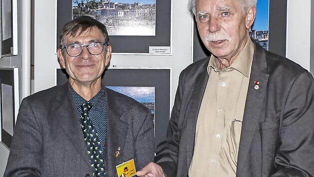 Charles Lesourd (links) erhält den Kalender von Klaus Wöhner. Foto: privat