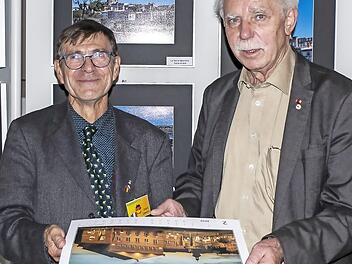 Charles Lesourd (links) erh&auml;lt den Kalender von Klaus W&ouml;hner. Foto: privat