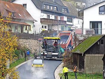 Die Asphaltierungsarbeiten bildeten den Abschluss der Baumaßnahmen in Nurn. Foto: Hans Franz