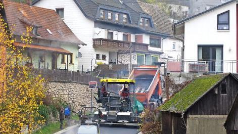Die Asphaltierungsarbeiten bildeten den Abschluss der Baumaßnahmen in Nurn. Foto: Hans Franz