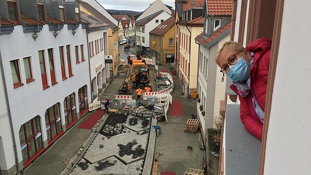 Wenn sie vom Fenster der freien Wohnung über der Apotheke auf die Baustelle in der Bahnhofstraße schaut, vergeht Apothekerin Rita Schubert das Lachen: Die Fertigstellung hat sich mehrfach verschoben, erfahren habe sie das erst auf Nachfrage.  Foto: Ralf Ruppert