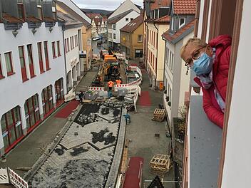 Wenn sie vom Fenster der freien Wohnung über der Apotheke auf die Baustelle in der Bahnhofstraße schaut, vergeht Apothekerin Rita Schubert das Lachen: Die Fertigstellung hat sich mehrfach verschoben, erfahren habe sie das erst auf Nachfrage.  Foto: Ralf Ruppert