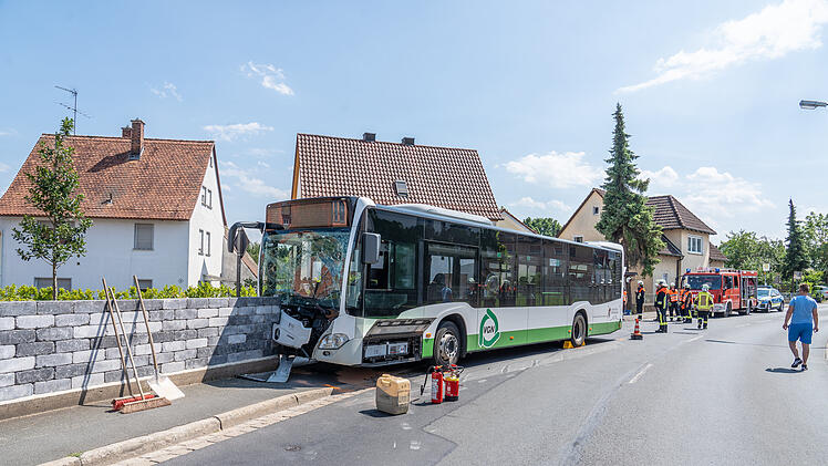 Busfahrer verliert Kontrolle über Fahrzeug - Bus prallt gegen Mauer