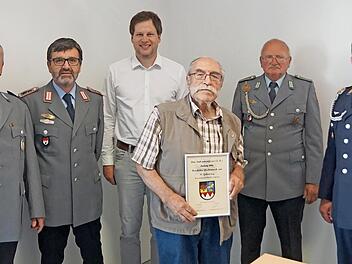 Das Foto zeigt die Abordnung der Bad Staffelsteiner Reservisten mit dem Zweiten Bürgermeister Holger Then (Dritter von links), Jubilar Stabsunteroffizier der Reserve Ludwig Alin und dem stellvertretenden Vorsitzenden der RK Bad Staffelstein, Stabs...