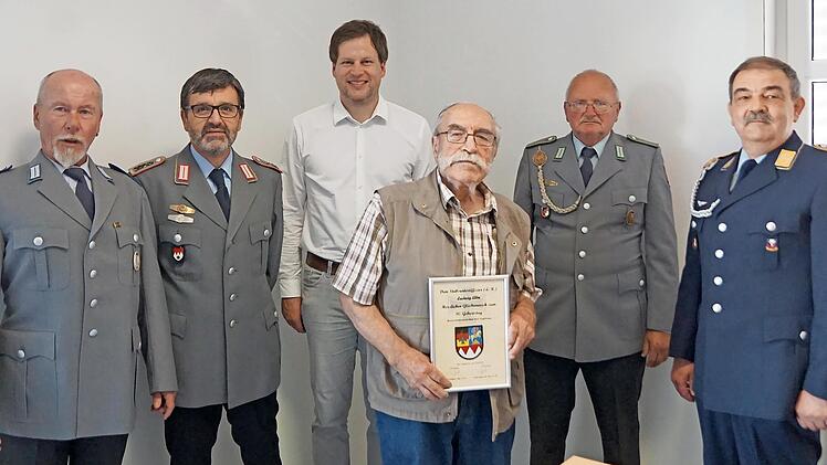Das Foto zeigt die Abordnung der Bad Staffelsteiner Reservisten mit dem Zweiten Bürgermeister Holger Then (Dritter von links), Jubilar Stabsunteroffizier der Reserve Ludwig Alin und dem stellvertretenden Vorsitzenden der RK Bad Staffelstein, Stabs...