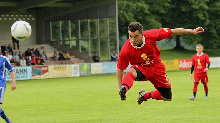 Aus vollem Lauf springt der Knetzgauer Alexander Baranowski in diese Flanke und hämmert sie zum 2:0 ins Sylbacher Tor.