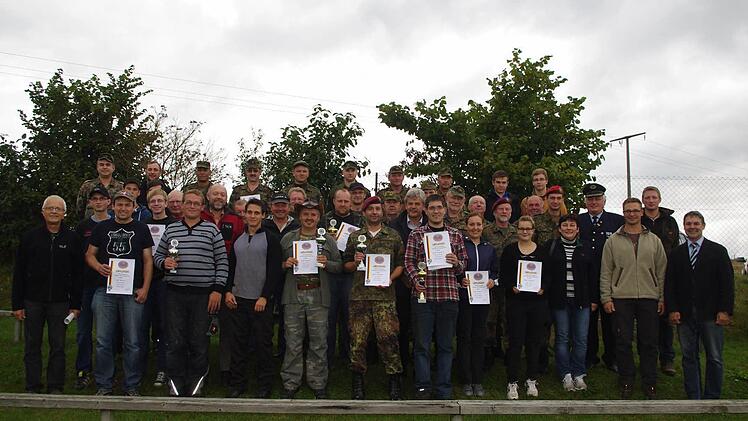 Der BKV-Kreisverband Kronach führte in der Gemeinde Wilhelmsthal seine 4. Kreismilitärpatrouille durch. Das Bild zeigt Teilnehmer, Verantwortliche und Ehrengäste.  Fotos: Heike Schülein