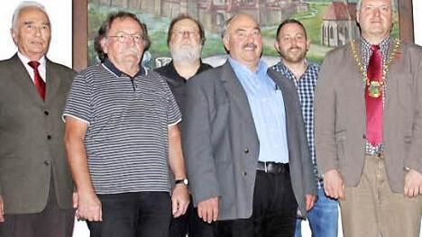 Wirkt noch etwas steif mit der Amtskette: der neue Bürgermeister Jürgen Hennemann mit den verabschiedeten Stadträten Christian Poli, Otmar Schmitt, Thomas Wagner, Toni Welsch und Franz Geuß (im Bild von rechts).Fotos: Ralf Kestel