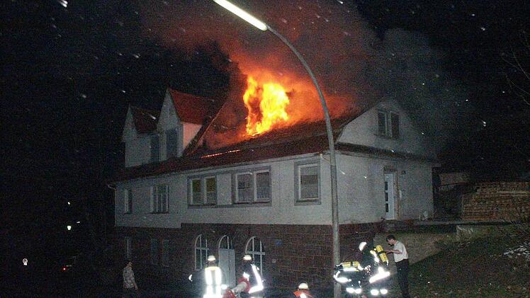Schnelle Hilfe ist geboten im Ernstfall wie hier beim Brand in der Kissinger Straße im Februar 2004. Während rechts sich der Atemschutztrupp fertigmacht, legen die Kollegen links bereits die Schläuche aus.