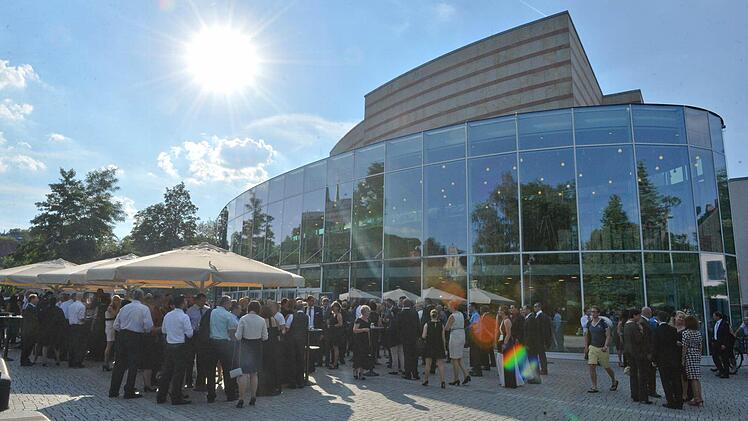 Bosch-Festakt-Gäste vor der Konzerthalle - heiß war es. Foto: Ronald Rinklef
