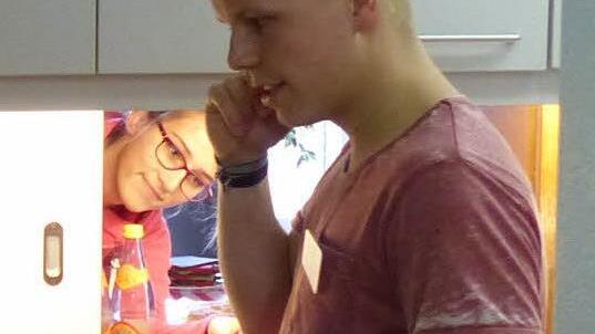 Hatte immer gut zu tun: Bastian Rößner (hier in der Küche) ist einer der fünf Zeiler Jugendzünder.