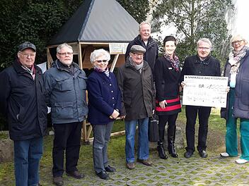 Einen symbolischen Scheck über 1000 Euro überreichten die Bad Brückenauer Sparkassen-Geschäftsstellenleiterin Yvonne Müller (3.v.r.) und deren Kollegin Cornelia Borowski (rechts) an den evangelischen Pfarrer Gerd Kirchner. Über die Geldspritze freute sich die "Arbeitsgruppe Glocken" mit (von links) Karl Jäger, Heinz Kalmund, Helma Ritter, Hans-Dieter Kurrle und Eberhard Schelle. Foto: Rolf Pralle