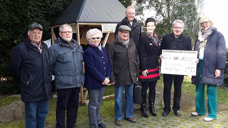 Einen symbolischen Scheck über 1000 Euro überreichten die Bad Brückenauer Sparkassen-Geschäftsstellenleiterin Yvonne Müller (3.v.r.) und deren Kollegin Cornelia Borowski (rechts) an den evangelischen Pfarrer Gerd Kirchner. Über die Geldspritze freute sich die "Arbeitsgruppe Glocken" mit (von links) Karl Jäger, Heinz Kalmund, Helma Ritter, Hans-Dieter Kurrle und Eberhard Schelle. Foto: Rolf Pralle