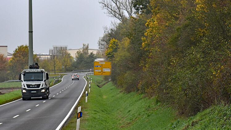 Der Radweg von Prappach nach Haßfurt lässt weiter auf sich warten, da die Trasse an der ehemaligen Deponie (rechts im Bild) vorbeiführt und das Landesamt für Umwelt erst noch prüft, welche Sanierungsmaßnahmen notwendig sind.Ulrike Langer