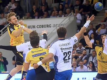 Lukas Wucherpfennig (l.) und der HSC 2000 Coburg entschieden das Hinspiel gegen Bietigheim mit 33:27 deutlich für sich.  Foto: Timo Geldner/Archiv
