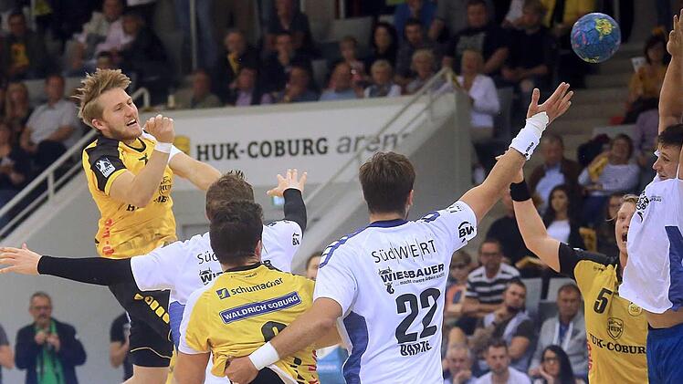 Lukas Wucherpfennig (l.) und der HSC 2000 Coburg entschieden das Hinspiel gegen Bietigheim mit 33:27 deutlich für sich.  Foto: Timo Geldner/Archiv