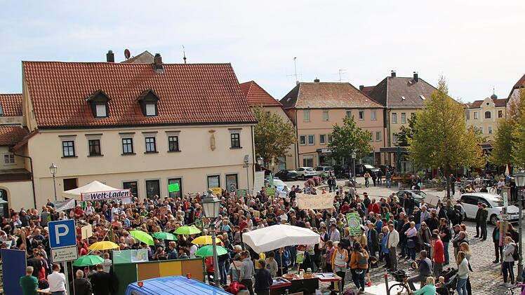 Rund 550 Demonstranten fanden sich auf dem Haßfurter Marktplatz ein - zudem waren noch viele Informationsstände aufgebaut.