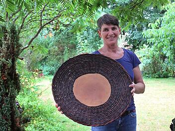 Brigitte Klitzner und die geflochtene Schale mit Baumscheiben-Boden in ihrem Garten in Ebensfeld Foto: Popp