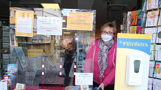 Bestellte B&uuml;cher vor dem Laden abholen: Das ist in der Buchhandlung Friedrich kontaktlos m&ouml;glich. Ab heute d&uuml;rfen Kunden auch wieder f&uuml;r eine beschr&auml;nkte Zeit in den Laden - wenn sie einen negativen Corona-Test vorlegen.