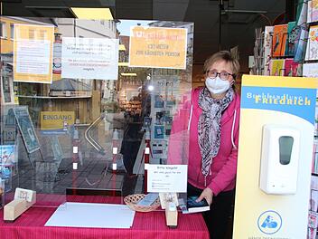 Bestellte Bücher vor dem Laden abholen: Das ist in der Buchhandlung Friedrich kontaktlos möglich. Ab heute dürfen Kunden auch wieder für eine beschränkte Zeit in den Laden - wenn sie einen negativen Corona-Test vorlegen.