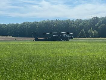 Nordheim: US-Kampfhubschrauber muss auf Feld landen - Großeinsatz der Feuerwehr Nordheim: US-Kampfhubschrauber muss auf Feld landen - Großeinsatz der Feuerwehr