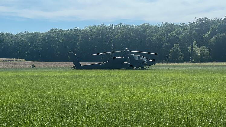 Nordheim: US-Kampfhubschrauber muss auf Feld landen - Großeinsatz der Feuerwehr