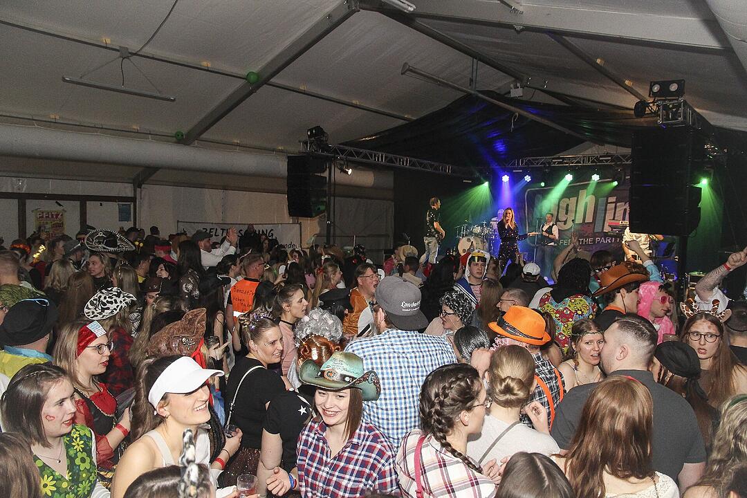 Super Stimmung beim Meeder Zeltfasching 2025!