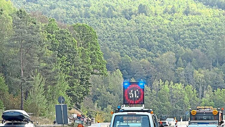 An der Baustelle kontrolliert die Polizei permanent, ob sich Autofahrer an die Geschwindigkeitsbegrenzungen halten. VPI Schweinfurt