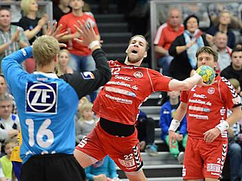Hinein ins Vergnügen: HSCler Jan Wicklein (am Ball) und Michal Panfil (rechts). Foto: Anand Anders